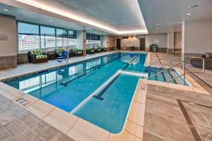 une grande piscine dans le hall de l'hôtel dans l'établissement Courtyard by Marriott Kansas City Downtown/Convention Center, à Kansas City