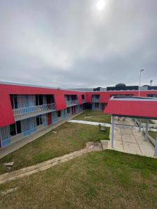een leeg schoolgebouw met een rood dak bij Clover Inn and Suites in Shreveport