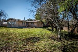 una casa con un cortile davanti di Gulfside Getaway Awaits a Corpus Christi