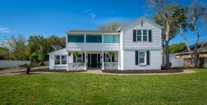 una casa bianca con cortile di Coastal Oasis - Beautiful Ocean Views Awaits a Corpus Christi