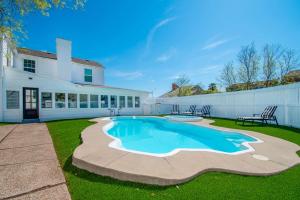 una piscina nel cortile di una casa di Coastal Oasis - Beautiful Ocean Views Awaits a Corpus Christi