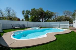 una piscina in mezzo a un cortile di Coastal Oasis - Beautiful Ocean Views Awaits a Corpus Christi