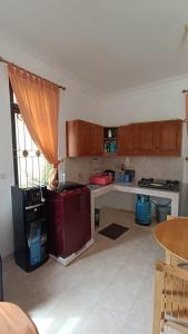 uma cozinha com armários de madeira e uma bancada em Villas Dalia NA4/11 em Cianjur