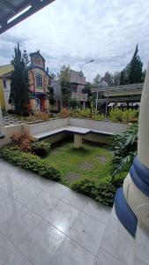 um parque com um banco em frente a um edifício em Villas Dalia NA4/11 em Cianjur