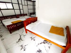 pokój z dwoma łóżkami i stołem w obiekcie Mistey Valley Munnar w mieście Anachal