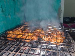- un plat de cuisine sur un grill dans l'établissement Mistey Valley Munnar, à Anachal