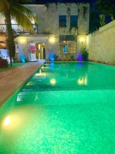 een zwembad in een hotel 's nachts bij Hotel Mayahau Coba in Cobá