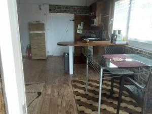 uma cozinha com uma mesa e uma bancada em Gîtes La Troisième Chute em Capesterre-Belle-Eau