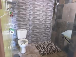 La petite salle de bains est pourvue de toilettes et d'un lavabo. dans l'établissement Gîtes La Troisième Chute, à Capesterre-Belle-Eau