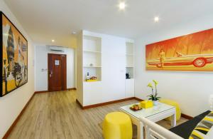 TV a/nebo společenská místnost v ubytování Jaya Suites Hotel