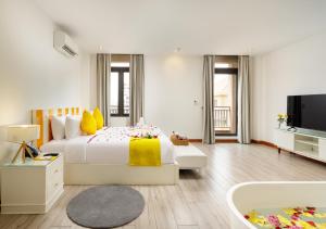 TV a/nebo společenská místnost v ubytování Jaya Suites Hotel