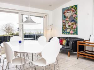 une salle à manger avec une table blanche et des chaises blanches dans l'établissement 6 person holiday home in B rkop, à Børkop