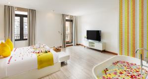 Postel nebo postele na pokoji v ubytování Jaya Suites Hotel