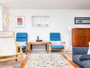 - un salon avec des chaises bleues et une table dans l'établissement 6 person holiday home in B rkop, à Børkop