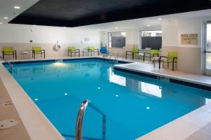 una piscina con agua azul en una habitación de hotel en SpringHill Suites by Marriott Little Rock, en Little Rock