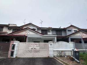 a white fence in front of a house at Desa Tebrau 1 Near IKEA Toppen PeiKin Long Sing HeLiXuan Restaurant in Johor Bahru