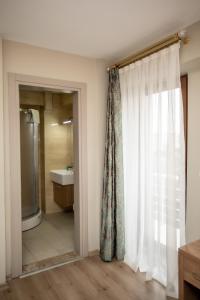 La salle de bains est pourvue d'une douche et d'une fenêtre. dans l'établissement Beyzas Boutique Hotels Suites, à Istanbul