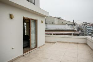 - un balcon avec vue sur un bâtiment dans l'établissement Beyzas Boutique Hotels Suites, à Istanbul