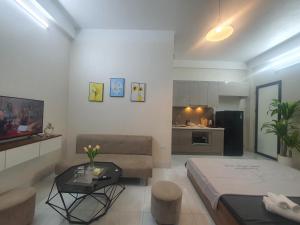 sala de estar con sofá y mesa en Sweet Home 59 Phạm Văn Đồng, Hà Nội, en Hanói
