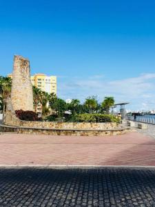 un parque con una torre de piedra en una calle en FavoritePlace1BR 1 Btr 2 a/cs TV WF 1 PK -4 guests, en San Juan