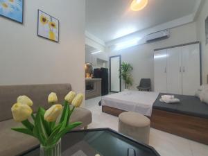 Cette chambre comprend un lit, un canapé et une table. dans l'établissement Apartment 59 Phạm Văn Đồng, Hà Nội, à Hanoï