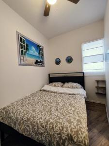 a bedroom with a bed and a window at welcome to airbnb in Saint-Jean-sur-Richelieu