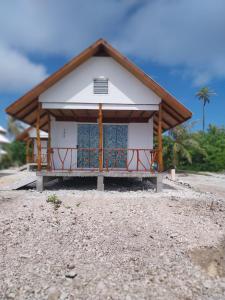 TiputaVaimoe Lodge Tiputa的田野顶部有屋顶的小房子