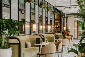 リバプールにあるThe Halyard Liverpool, Vignette Collection by IHGのソファ、テーブル、植物のあるロビー