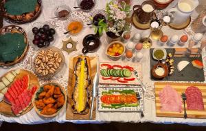 una mesa con muchos tipos diferentes de comida en ella en Kaldbaks-kot cottages, en Húsavík