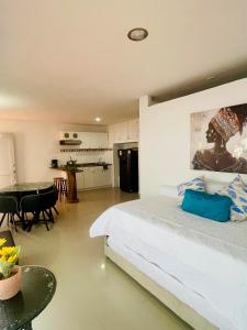 a bedroom with a bed and a kitchen with a table at Cerca a hotel las americas in Cartagena de Indias