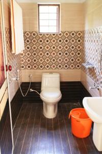 uma casa de banho com um WC e um lavatório em Mistey Valley Munnar em Anachal