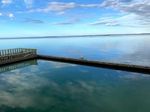 uma piscina de água com um céu azul e nuvens em Modern, Sunny, Central em Motueka