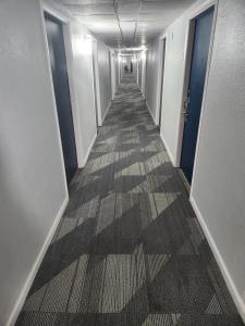 pusty korytarz w budynku biurowym w obiekcie Motel 6 Williamstown, WV w mieście Williamstown