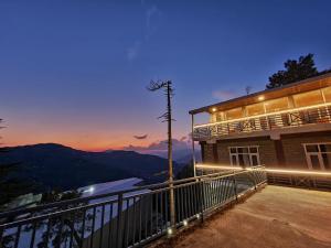 - Edificio con balcón con vistas a las montañas en The Morel House - A Forest Retreat, en Nārkanda