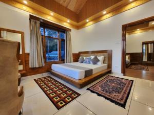 1 dormitorio con cama y ventana grande en The Morel House - A Forest Retreat, en Nārkanda