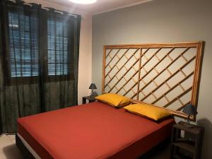 - une chambre avec un lit et 2 oreillers jaunes dans l'établissement TEMEHANI, à Arue