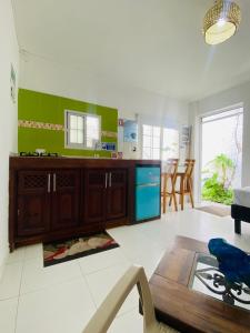 sala de estar con cocina con mesa en CONNOLLY'S APARTMENTS en San Andrés