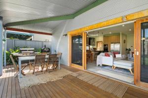 un patio con mesa y sillas en una terraza en Stanley Stay - Adelaide 3 Bdrm, Central Location, WiFi, en Woodville