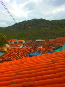 um telhado laranja com uma montanha ao fundo em Casa Rainha da Serra em Mucugê