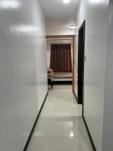 um corredor de um quarto com um sofá ao fundo em unit 23 greenhills, annapolis metro manila em Manila