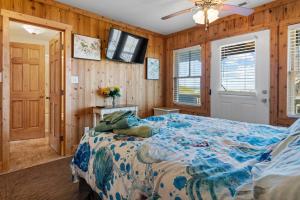 um quarto com uma cama e uma ventoinha de tecto em 23252 Rodanthe em Nags Head