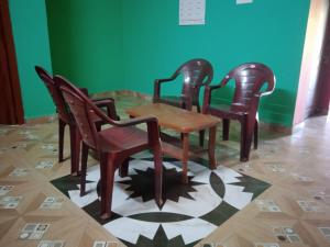 um grupo de cadeiras e uma mesa num quarto em Bhagwati home stacy em Lansdowne