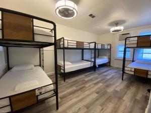Katil atau katil-katil dalam bilik di Howzit Hostels
