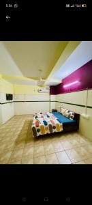- une chambre avec un lit au milieu d'une pièce dans l'établissement Liba rooms panamaram, à Panamaram