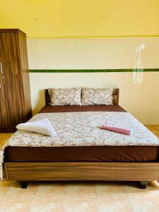 Panamaram的住宿－Liba rooms panamaram，一张床上有两个枕头的房间