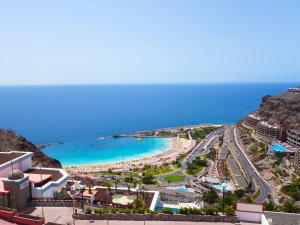 Blick auf den Strand und das Meer in der Unterkunft Holiday Club Vista Amadores in Amadores