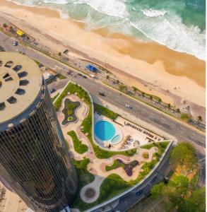 uma vista aérea da praia e do oceano em Hotel Nacional no Rio de Janeiro