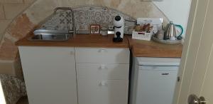 una cucina con lavandino e piano di lavoro di Casa Nave a Monopoli