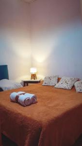 Un pat sau paturi într-o cameră la HOSPEDAJE " La Catalina " Ubicada a 15 minutos del Aeropuerto Internacional de Ezeiza con Estacionamiento