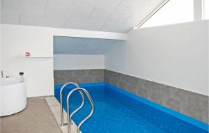 KelstrupにあるAwesome Home In Haderslev With 4 Bedrooms, Sauna And Indoor Swimming Poolの- ブルーフロアのバスルーム(スイミングプール付)